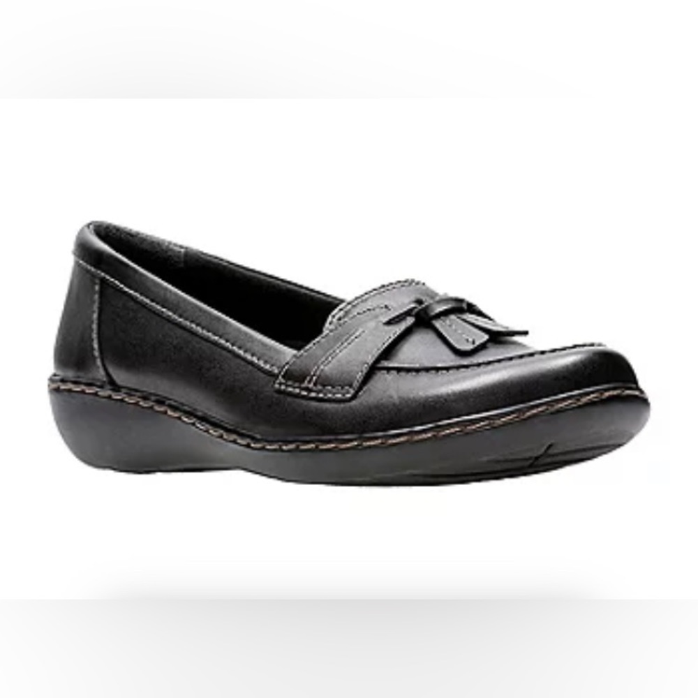 Clarks women’s black leather Ashland bubble loafers 9